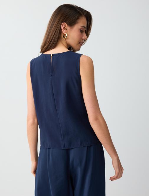 Büzgü Detaylı Yuvarlak Yaka Kolsuz Dokuma Bluz Kombini