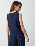 Büzgü Detaylı Yuvarlak Yaka Kolsuz Dokuma Bluz Kombini