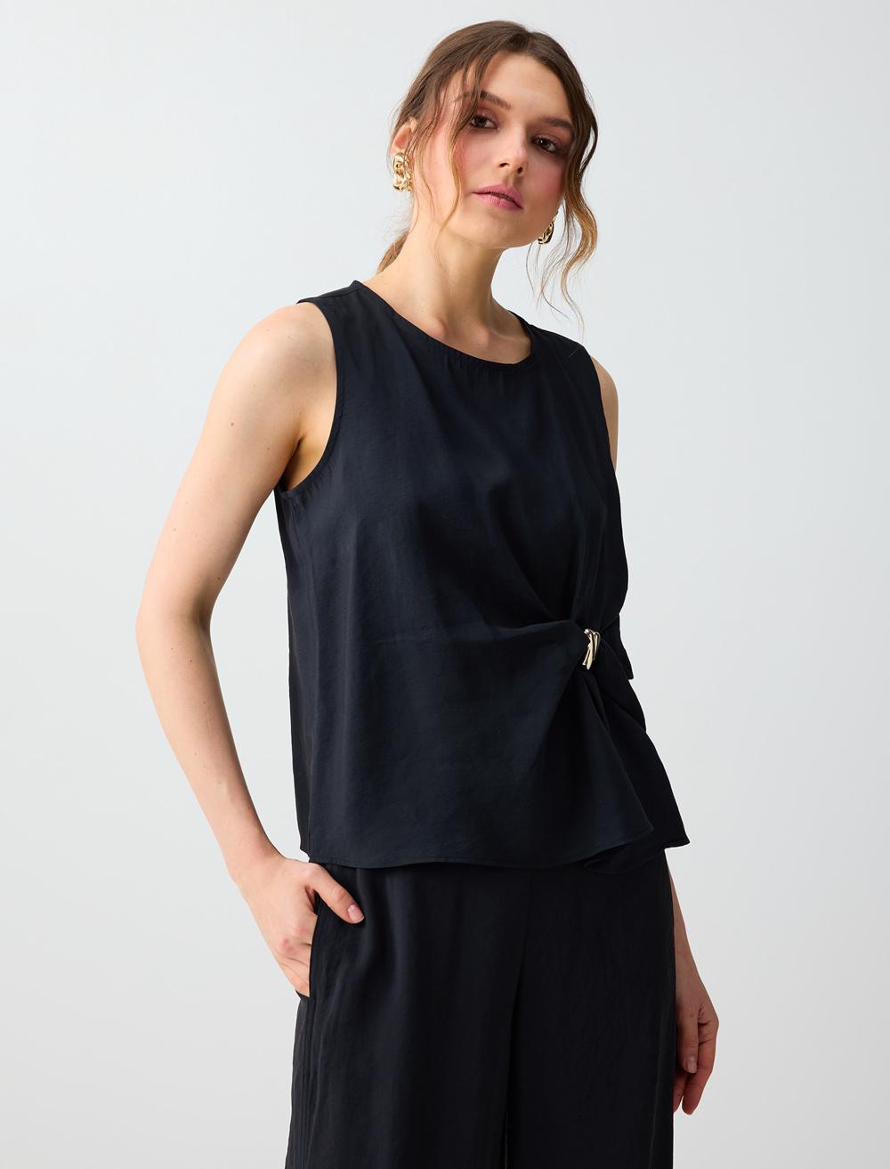 Büzgü Detaylı Yuvarlak Yaka Kolsuz Dokuma Bluz