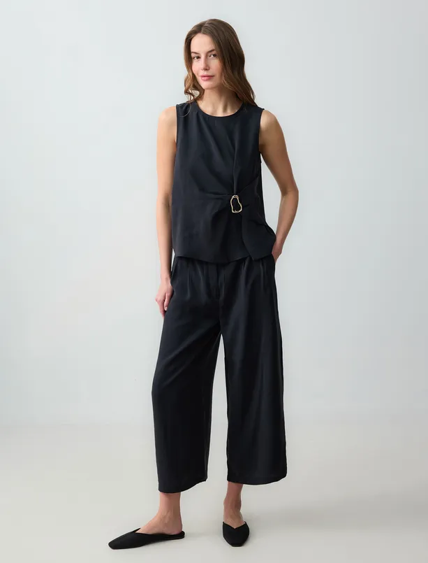 Bayan Siyah Büzgü Detaylı Yuvarlak Yaka Kolsuz Dokuma Bluz