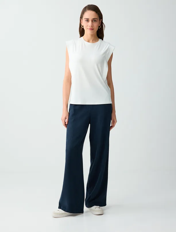 Bayan Beyaz Düz Kesim Bisiklet Yaka Kolsuz Örme Bluz