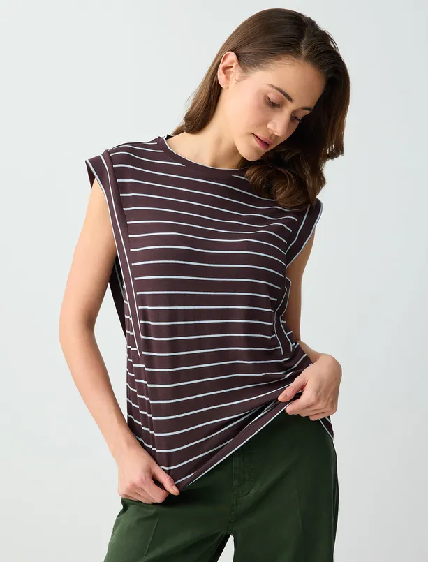 Bayan Kahverengi Çizgi Desenli Bisiklet Yaka Kolsuz Örme Bluz