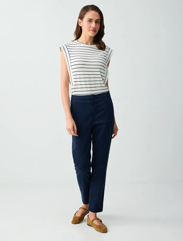 Bayan Beyaz Çizgi Desenli Bisiklet Yaka Kolsuz Örme Bluz