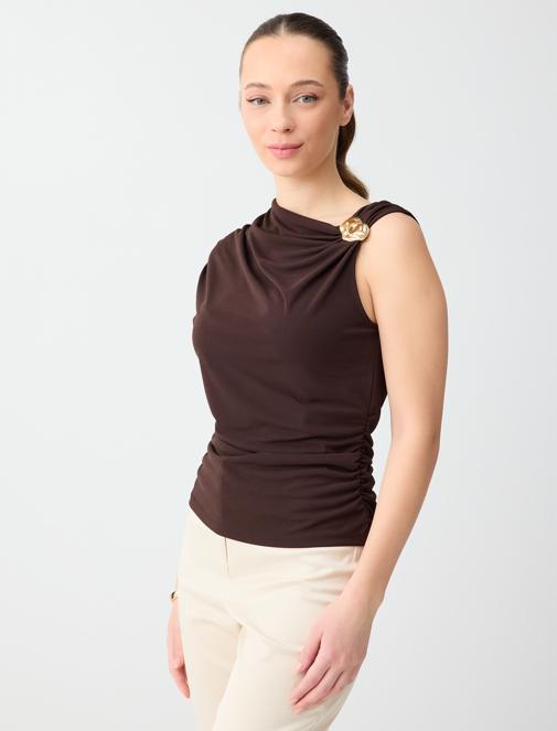 Kahverengi Asimetrik Yaka Düşük Omuz Dar Kesim Örme Bluz Kombini