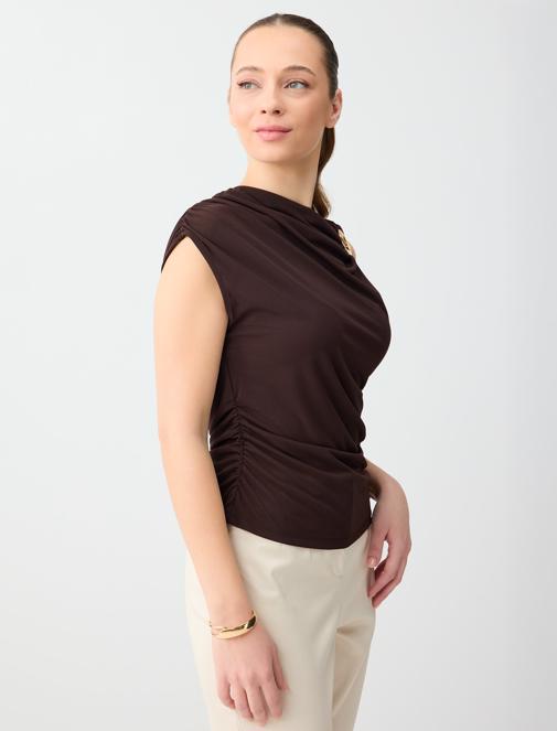 Kahverengi Asimetrik Yaka Düşük Omuz Dar Kesim Örme Bluz Kombini