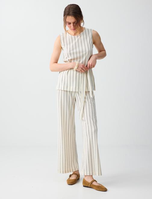 Relaxed Fit Crew-Neck Striped Sleeveless Knitted Blouse Combination
