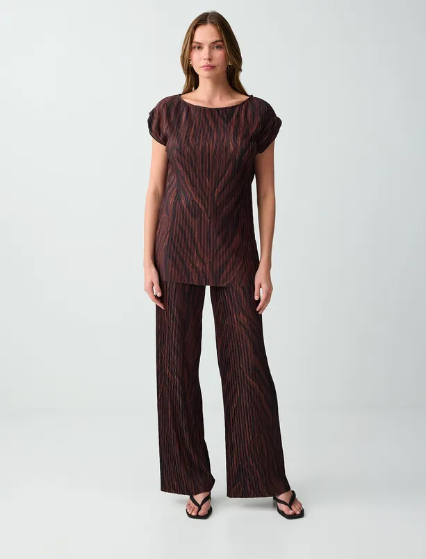 Bayan Kahverengi Kayık Yaka Kısa Kollu Desenli Örme Bluz