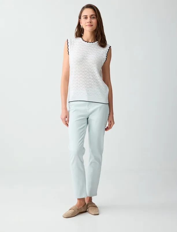 Bayan Beyaz Bisiklet Yaka Kolsuz Desenli Triko Bluz