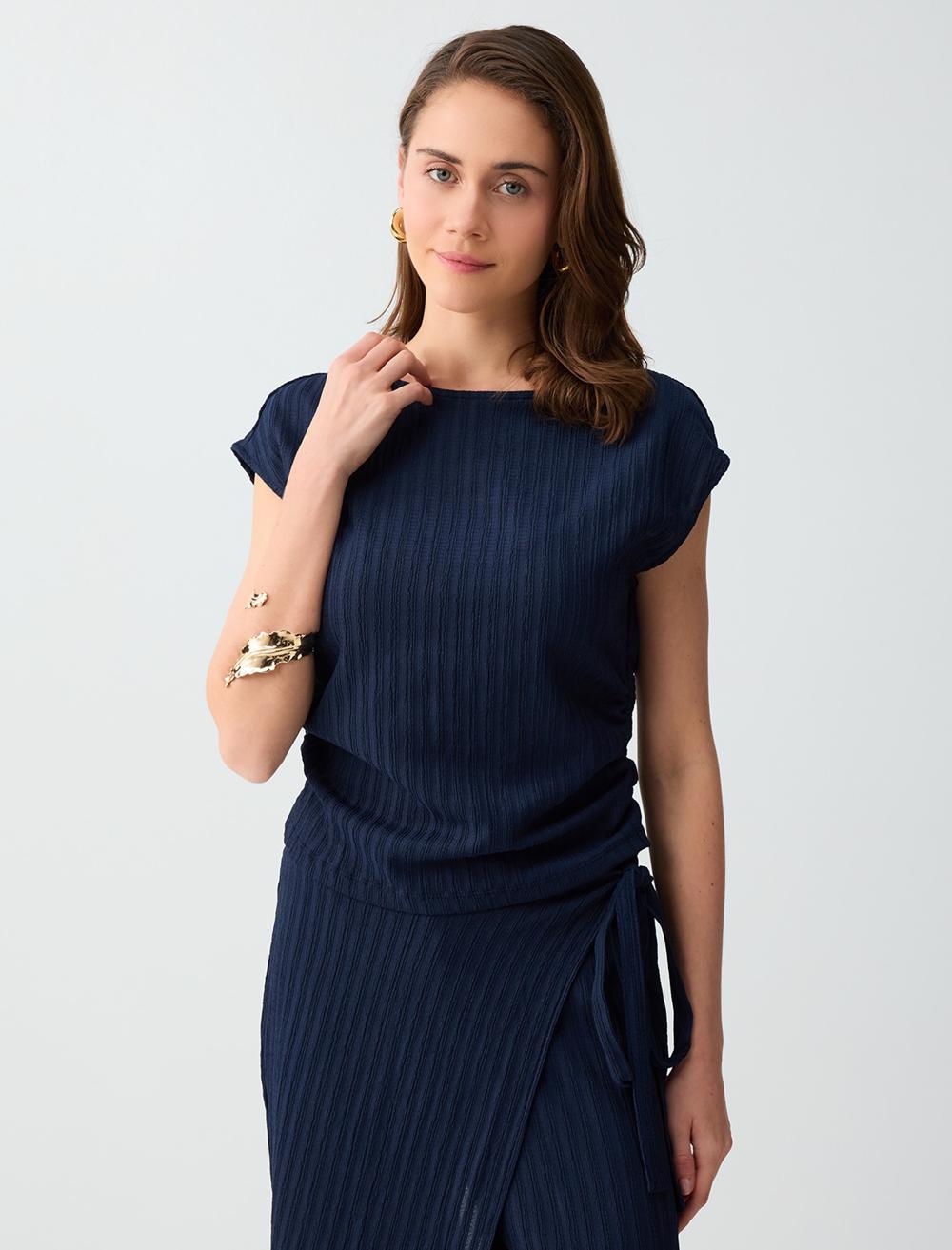 Dar Kesim Kayık Yaka Kolsuz Çizgili Örme Bluz