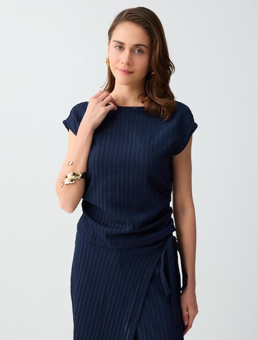 Lacivert Dar Kesim Kayık Yaka Kolsuz Çizgili Örme Bluz Kombini