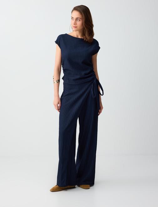 Lacivert Dar Kesim Kayık Yaka Kolsuz Çizgili Örme Bluz Kombini