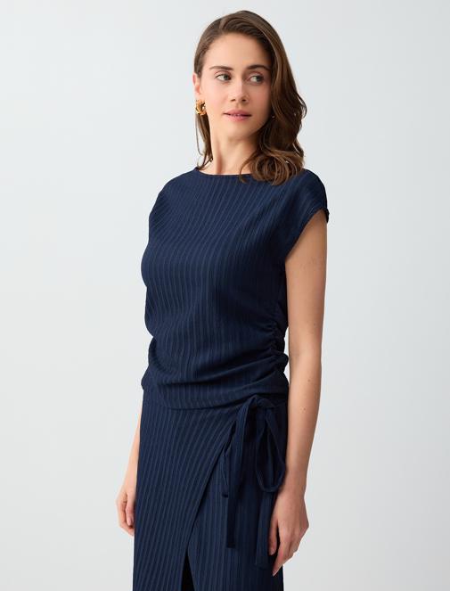 Lacivert Dar Kesim Kayık Yaka Kolsuz Çizgili Örme Bluz Kombini