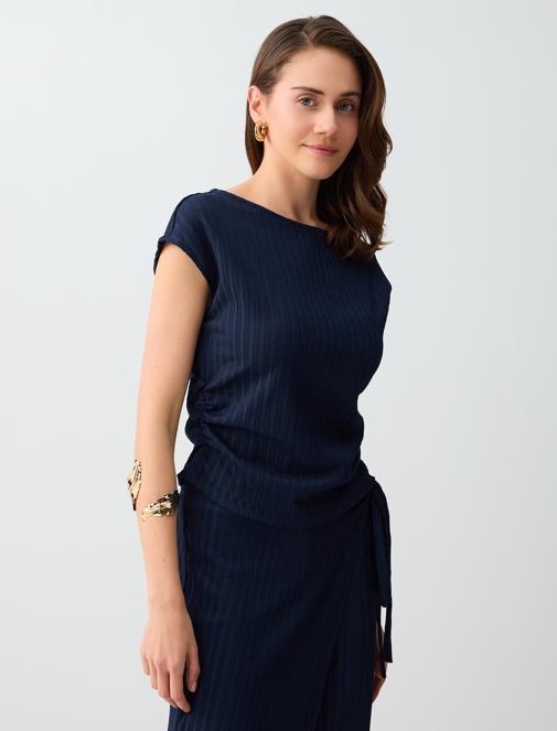 Lacivert Dar Kesim Kayık Yaka Kolsuz Çizgili Örme Bluz Kombini