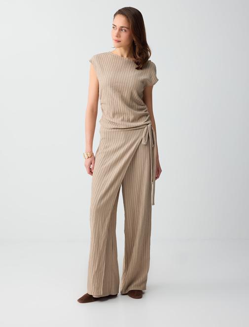 Dar Kesim Kayık Yaka Kolsuz Çizgili Örme Bluz Kombini