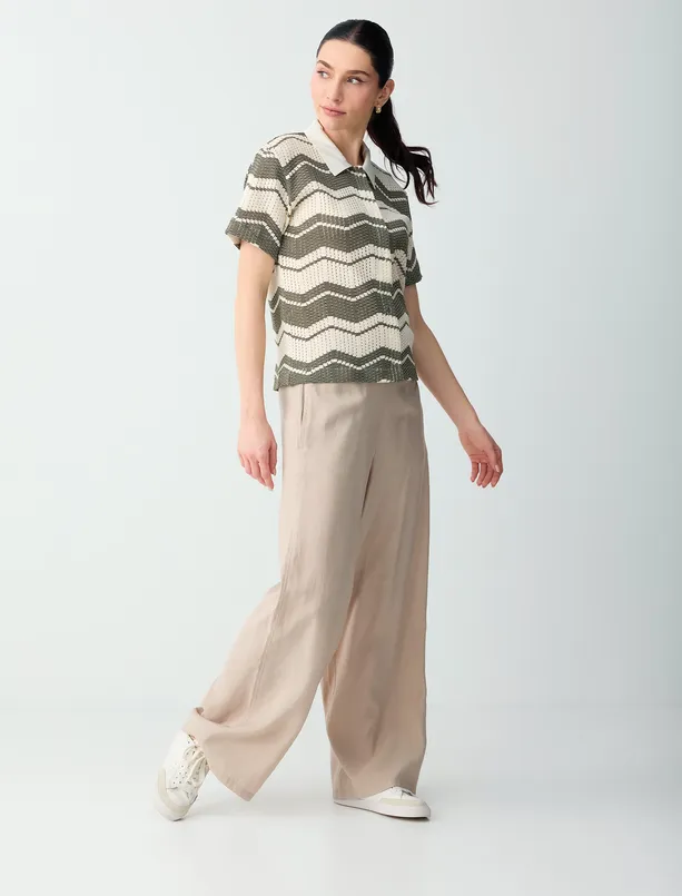 Women White Polo Collar Short Sleeve Line Pattern Jacquard Knitted Blouse