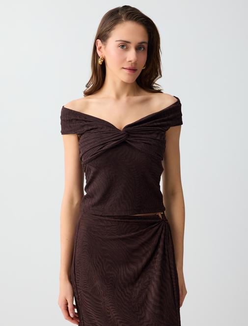 Düğümlü Yaka Düşük Omuz Dar Kesim Örme Bluz Kombini