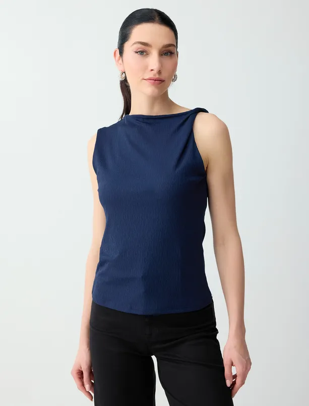 Bayan  Sıfır Yaka Kolsuz Dar Kesim Örme Bluz