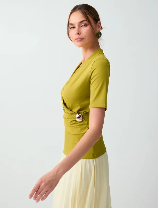 Bayan  Kurvaze Yaka Kısa Kollu Metal Aksesuarlı Örme Bluz