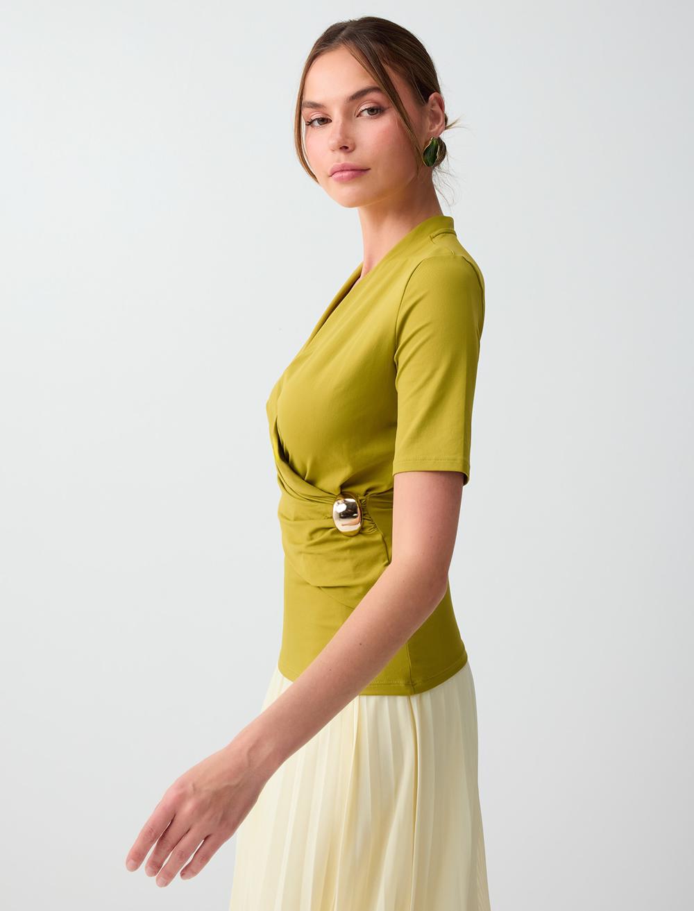 Kurvaze Yaka Kısa Kollu Metal Aksesuarlı Örme Bluz