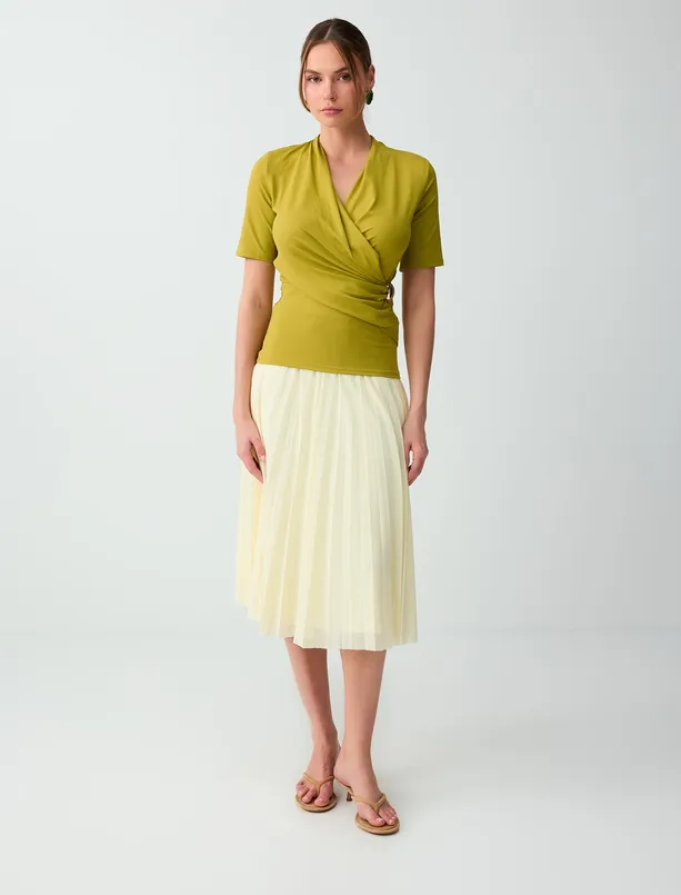 Bayan Yağ Yeşili Kurvaze Yaka Kısa Kollu Metal Aksesuarlı Örme Bluz