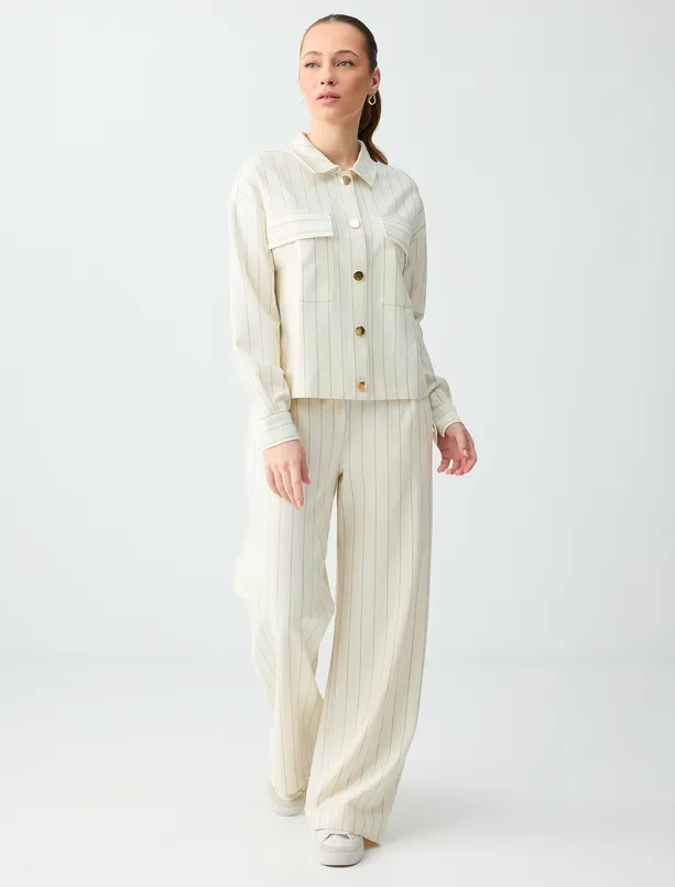 Bayan Ekru Çizgi Desenli Parlak Düğme Detaylı Örme Ceket