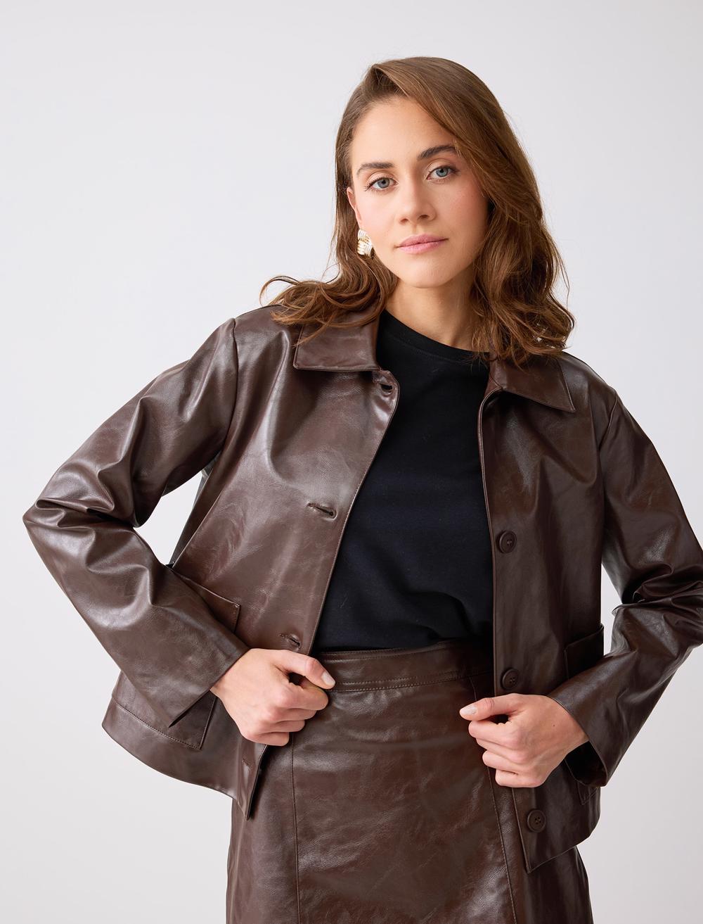 Rahat Kesim Deri Görünümlü Cep Detaylı Ceket