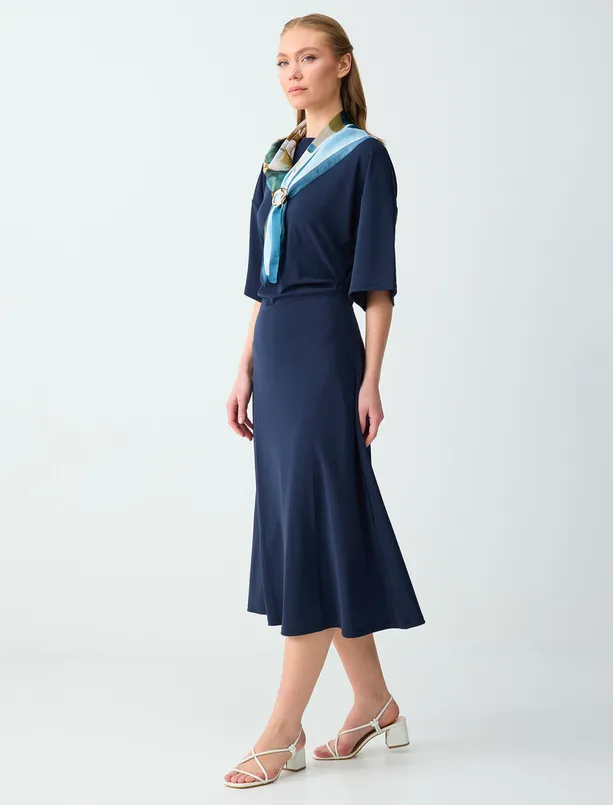 Bayan Lacivert Yuvarlak Yaka Düşük Omuz Dar Kesim Midi Elbise