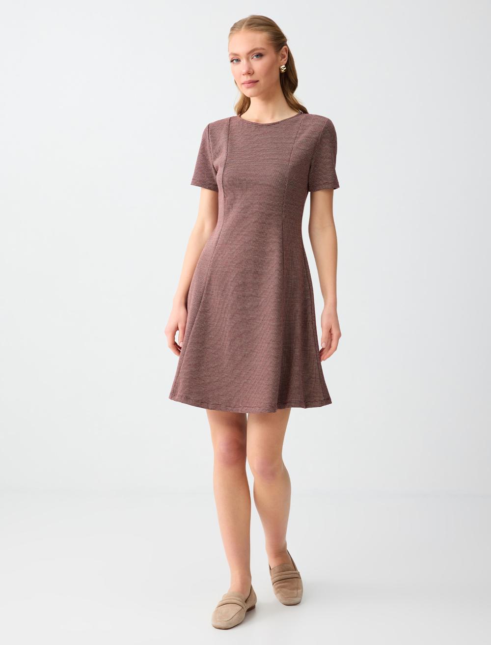 Kazayağı Desenli Dar Kesim Örme Mini Elbise