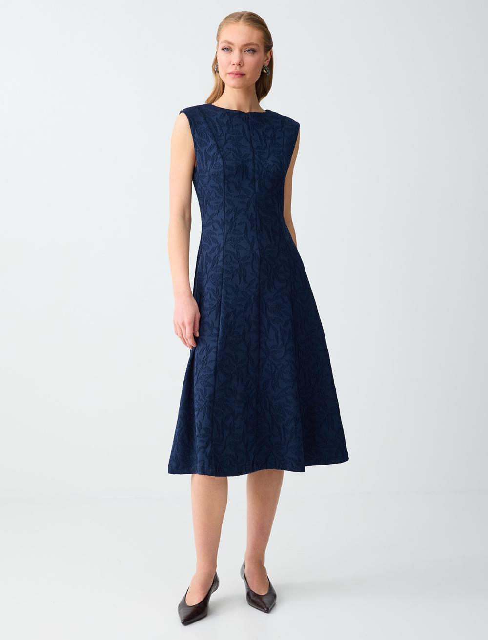 Dar Kesim Yuvarlak Yaka Desenli Örme Midi Elbise