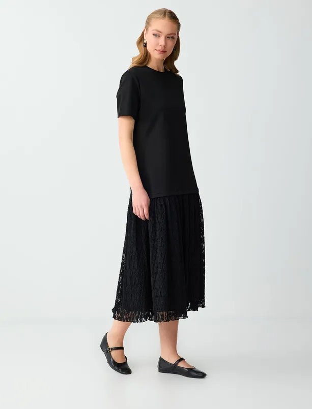 Bayan Siyah Bisiklet Yaka Kısa Kollu Dantel Detaylı Örme Midi Elbise