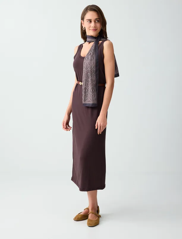 Bayan Kahverengi Düz Kesim Askılı U Yaka Örme Midi Elbise