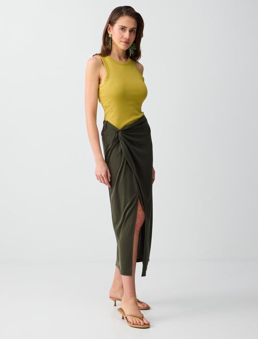 Normal Bel Yırtmaç Detaylı Modal Örme Midi Etek Kombini