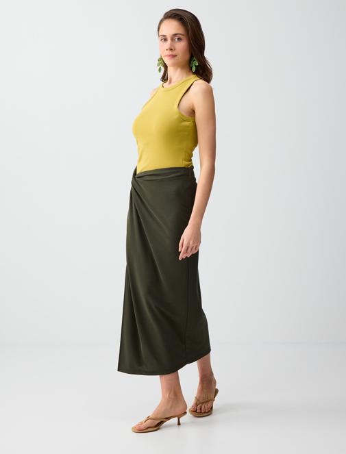 Normal Bel Yırtmaç Detaylı Modal Örme Midi Etek Kombini