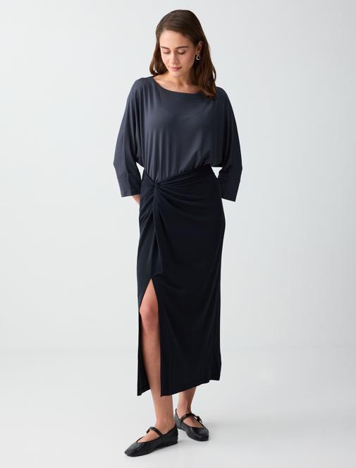 Siyah Normal Bel Yırtmaç Detaylı Modal Örme Midi Etek Kombini