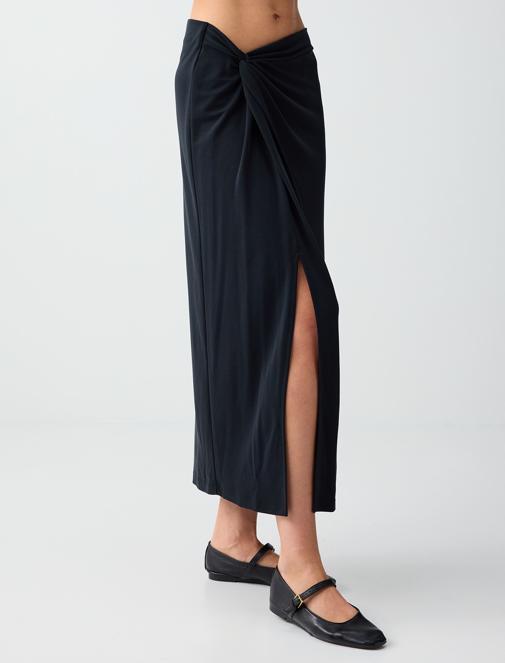 Siyah Normal Bel Yırtmaç Detaylı Modal Örme Midi Etek Kombini