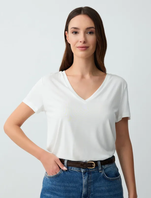 Bayan Beyaz V Yaka Kısa Kollu Modal Örme Tişört