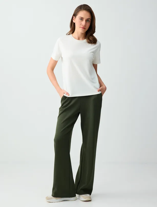 Bayan Beyaz Bisiklet Yaka Kısa Kollu Örme Modal Tişört