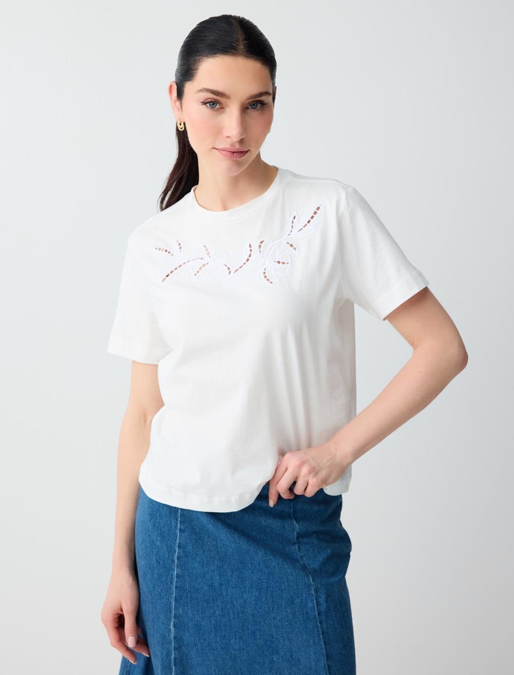 Kısa Kollu Bisiklet Yaka Nakış Detaylı Örme Tişört
