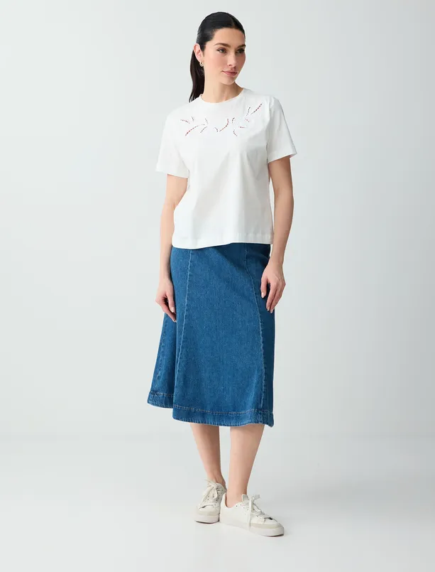 Bayan Beyaz Kısa Kollu Bisiklet Yaka Nakış Detaylı Örme Tişört