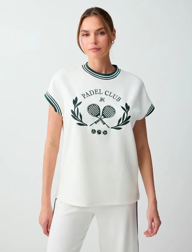 Bayan Beyaz Rahat Kesim Düşük Omuz Nakış Detaylı Modal Tişört