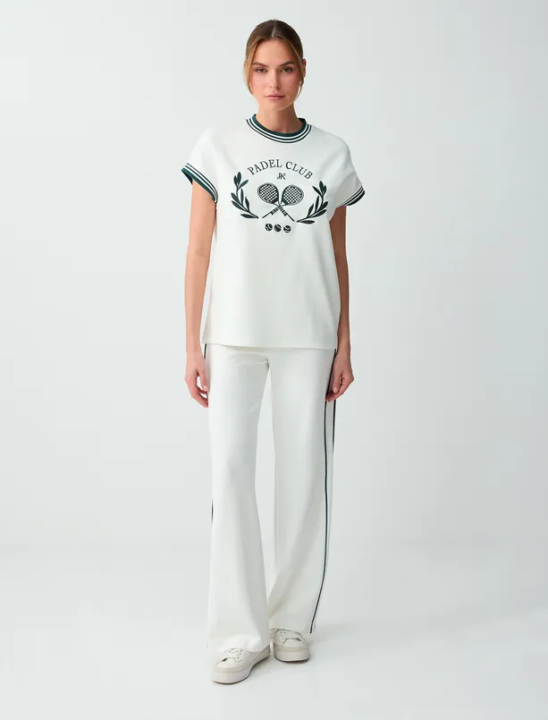 Bayan Beyaz Rahat Kesim Düşük Omuz Nakış Detaylı Modal Tişört