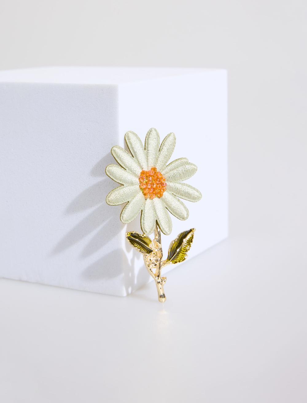 Papatya Figürlü Broş