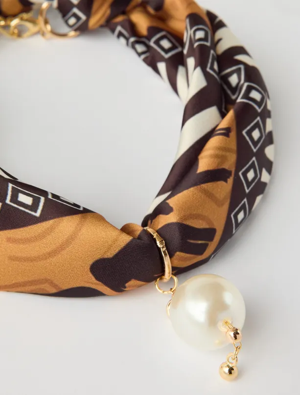 Bayan Kahverengi İnci Detaylı Eşarp Kolye