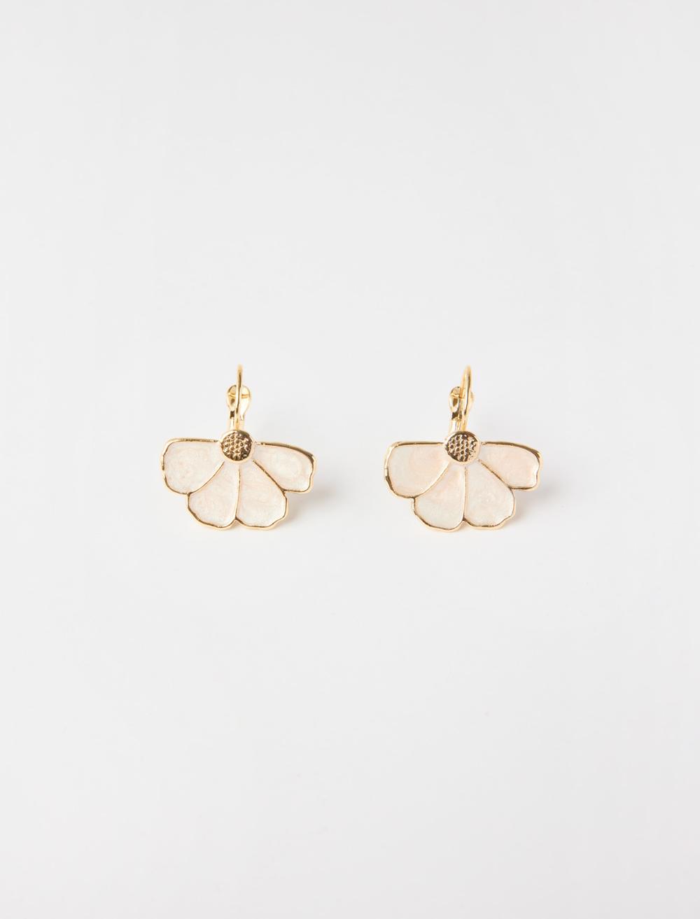 Yarım Papatya Figürlü Mine Detaylı Küpe