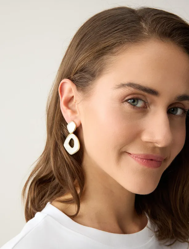 Bayan Beyaz Asimetrik Figürlü Modern Sallantılı Küpe