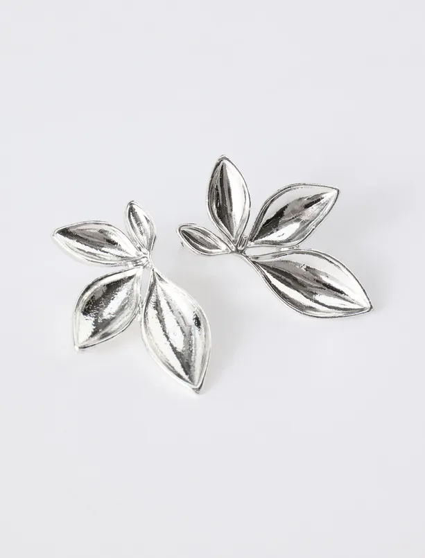Women Grey Shiny Modern Earrings with Leaf Figures