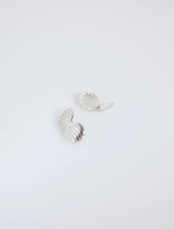 Bayan Gri Deniz Kabuğu Figürlü Parlak Küpe