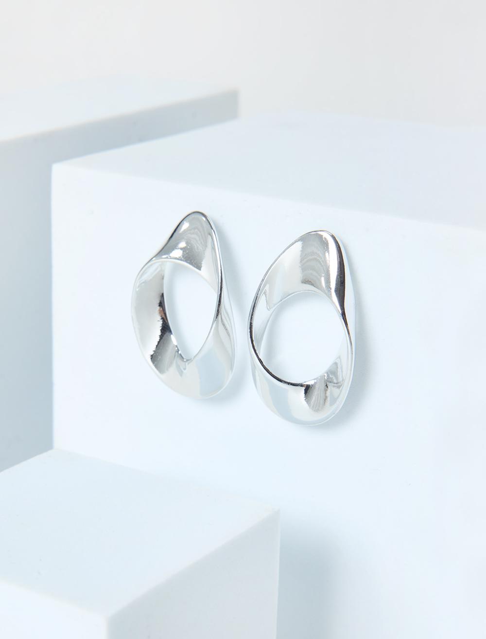 İnce Oval Figürlü Parlak Küpe