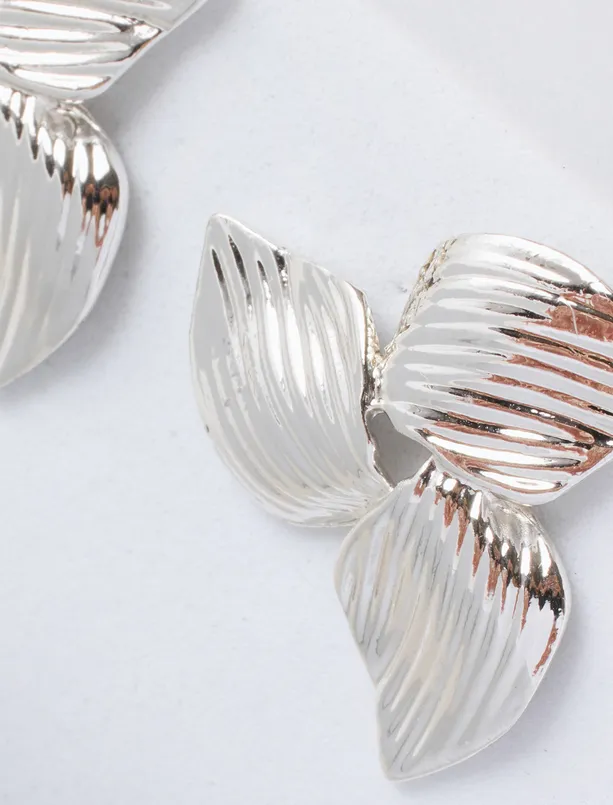 Women Grey Shiny Modern Earrings with Leaf Motifs