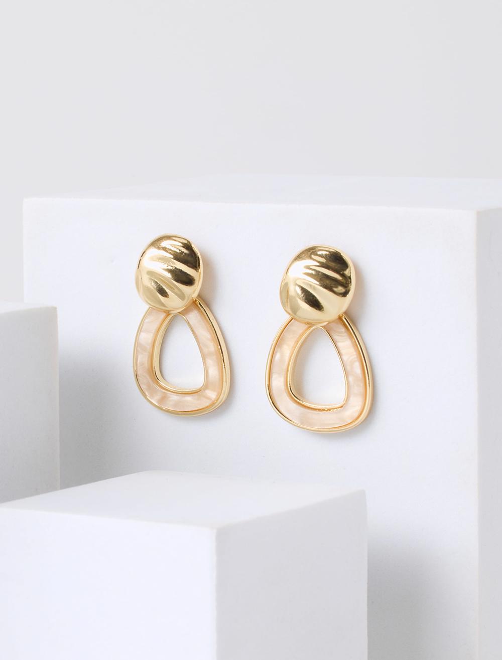 Oval Formlu Sallantılı Küpe